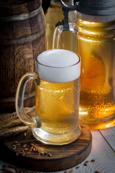 Birra Leggera Bicchiere Vecchio Sfondo — Foto Stock