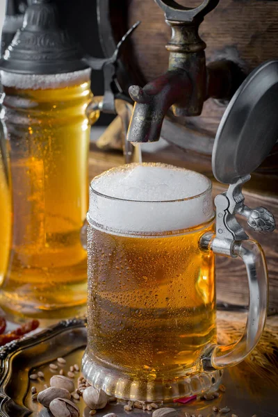 Licht Bier Een Glas Een Oude Achtergrond — Stockfoto