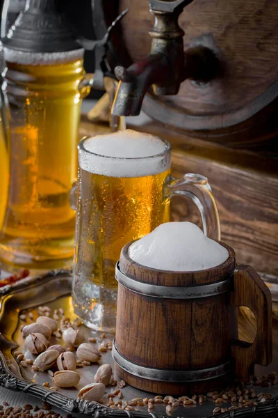 Cerveja Leve Copo Fundo Antigo — Fotografia de Stock