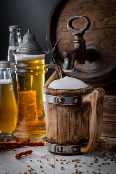 Bière Légère Dans Verre Sur Vieux Fond — Photo