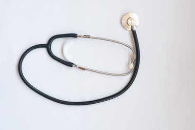 Beyaz arkaplanda steteskop