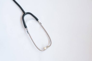 Beyaz arkaplanda steteskop