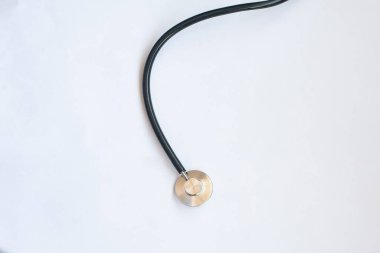 Beyaz arkaplanda steteskop