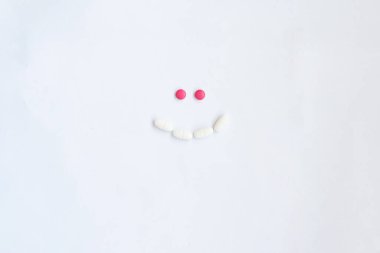 gülümseyen haplar beyaz arka planda