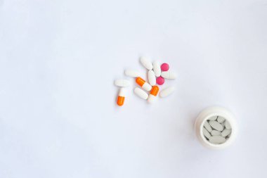 Beyaz arka planda haplar