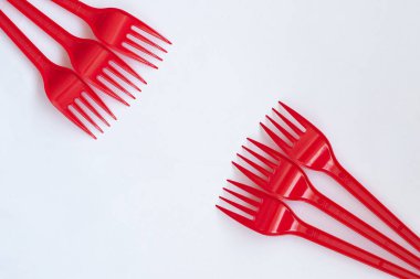 Beyaz arkaplanda kırmızı kullan-at çatallar