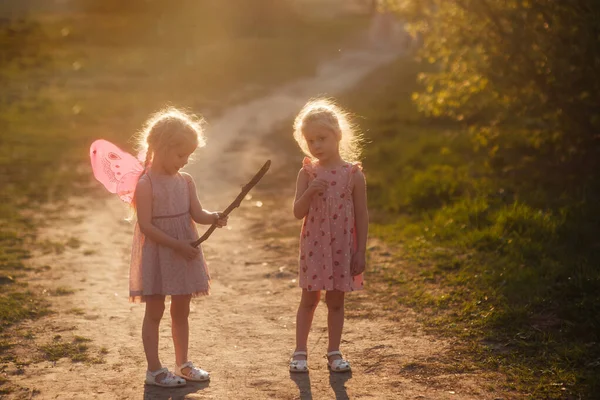 Zwei Kleine Schwestern Stehen Abends Bei Sonnenuntergang Zur Goldenen Stunde — Stockfoto