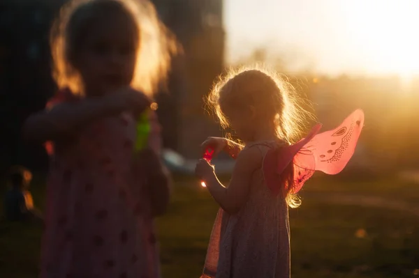 Klein Meisje Speelt Met Zeepbellen Een Open Plek Bij Zonsondergang — Stockfoto