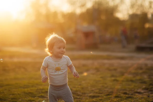 Petit Garçon Sourit Dans Une Clairière Heure Dorée Coucher Soleil — Photo