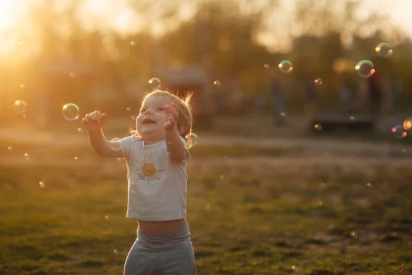 Pequeño Niño Sonriente Juega Con Burbujas Jabón Claro Atardecer Hora —  Fotos de Stock