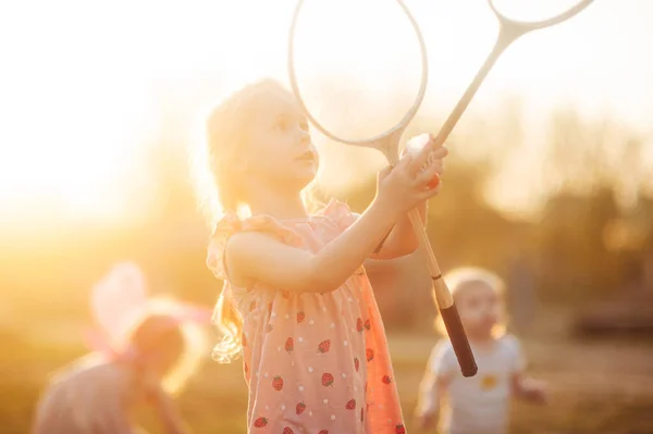 Klein Meisje Speelt Met Badminton Rackets Achtergrond Van Kinderen — Stockfoto