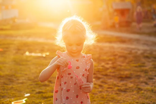 Klein Meisje Speelt Met Zeepbellen Een Open Plek Bij Zonsondergang — Stockfoto