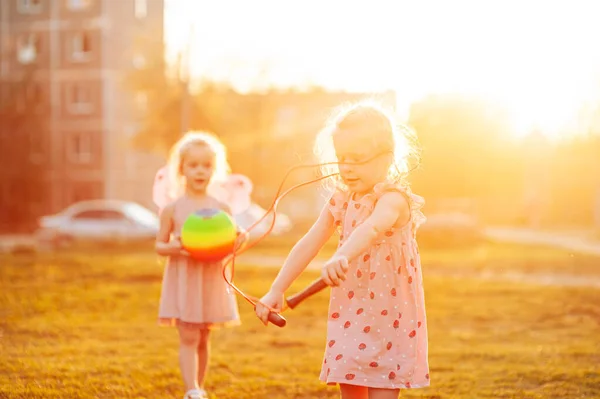 Dos Hermanas Juegan Patio Con Una Pelota Una Cuerda Saltando —  Fotos de Stock