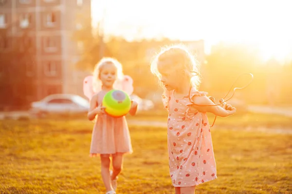 Dos Hermanas Juegan Patio Con Una Pelota Una Cuerda Saltando —  Fotos de Stock