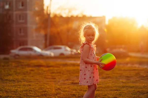 Menina Brinca Com Uma Bola Multi Colorida Parque Infantil Pôr — Fotografia de Stock