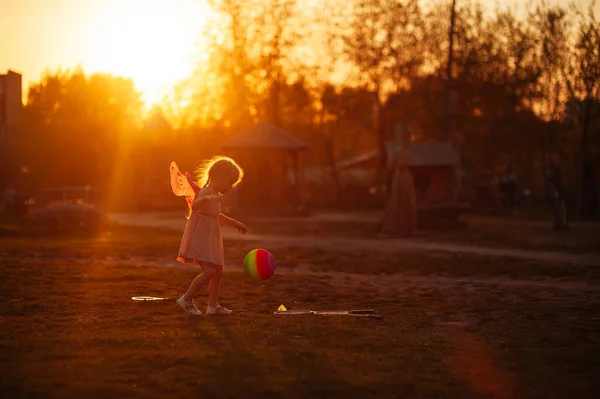 Niña Juega Con Una Pelota Multicolor Patio Recreo Atardecer Hora —  Fotos de Stock