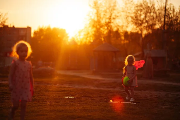 Niña Juega Con Una Pelota Multicolor Patio Recreo Atardecer Hora —  Fotos de Stock