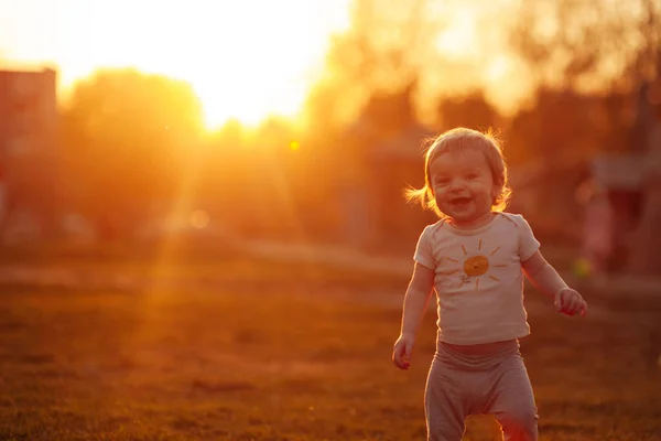 Petit Garçon Dans Prairie Souriant Coucher Soleil Heure Dorée — Photo