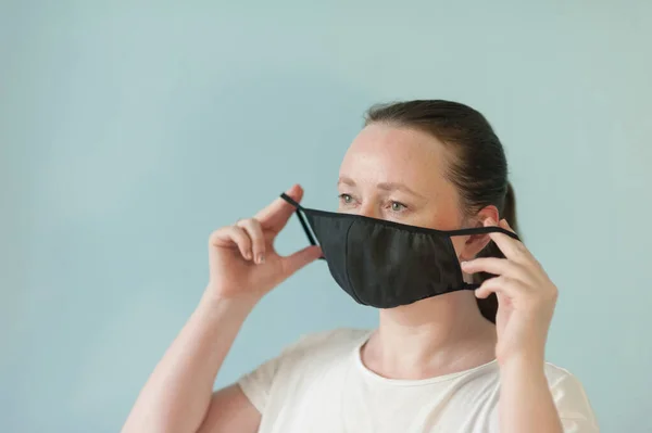 Mulher Máscara Protetora Preta Fundo Azul Claro — Fotografia de Stock