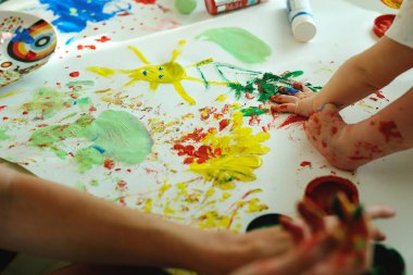 Çocuk çizimleri. Bütün boyalı aile ile çizim yapmak. Aile tatili. İlk çocuk çizimi..