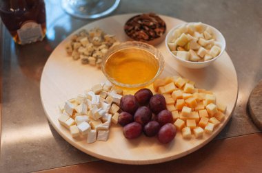 Peynir tabağı. Peynir yuvarlak ahşap bir tabakta.