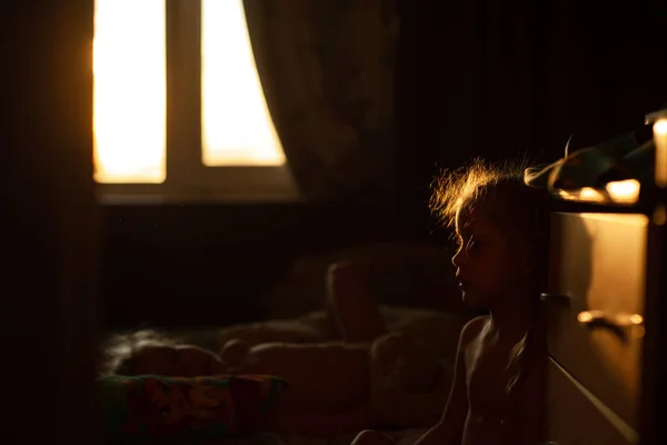 Kinderen Spelen Kamer Stralen Van Ondergaande Zon Kleine Kinderen Thuis — Stockfoto