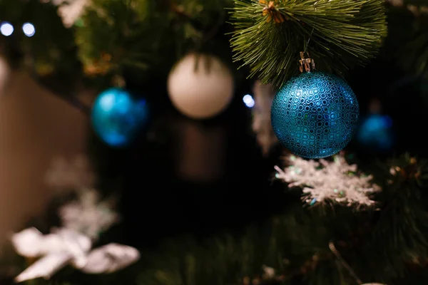 Ornamenti natalizi su un albero — Foto Stock