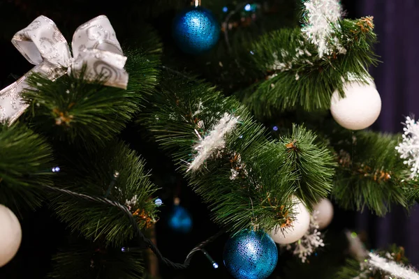 Adornos de Navidad en un árbol — Foto de Stock