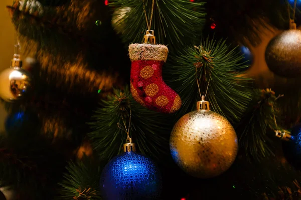 Ornamentos de Natal em uma árvore — Fotografia de Stock