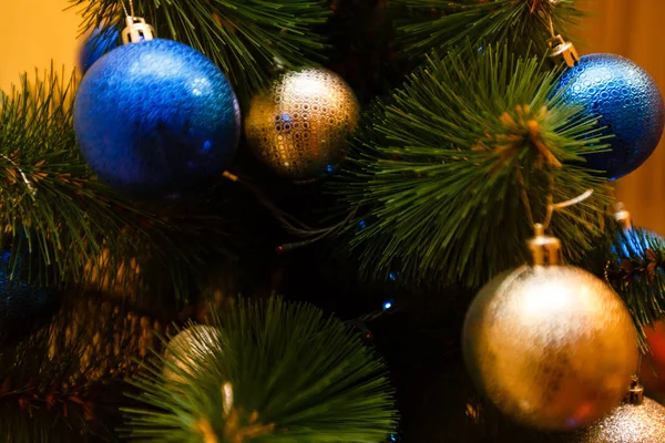 Kerst ornamenten op een boom — Stockfoto