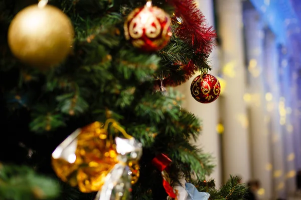 Ornamentos de Natal em uma árvore — Fotografia de Stock