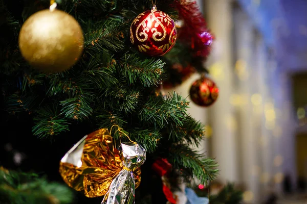 Adornos de Navidad en un árbol — Foto de Stock