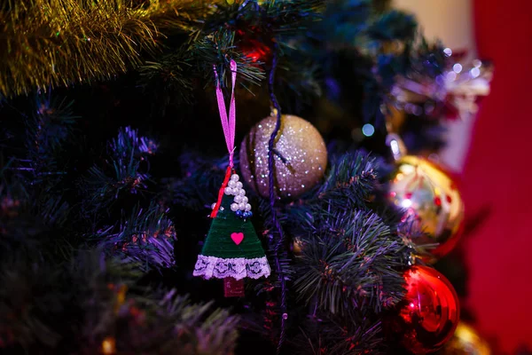 Ornamentos de Natal em uma árvore — Fotografia de Stock