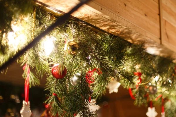 Ornamenti natalizi su un albero — Foto Stock