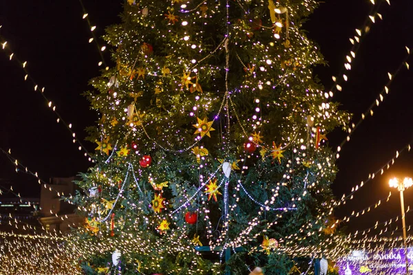 Ornamentos de Natal em uma árvore — Fotografia de Stock