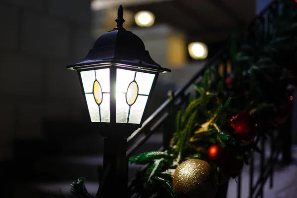 Lanterna de Natal e luzes aconchegantes — Fotografia de Stock