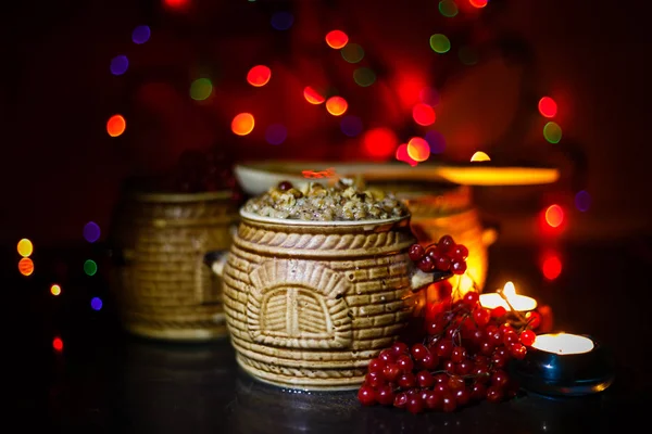 Tál a kutia - hagyományos karácsonyi édes étel az Ukrajnával, Fehéroroszországgal és Lengyelország, fából készült tábla, világos háttér — Stock Fotó