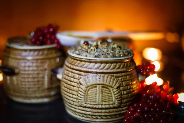 Μπολ με κουτιά - το παραδοσιακό χριστουγεννιάτικο γλυκό γεύμα στην Ουκρανία, τη Λευκορωσία και την Πολωνία, στο ξύλινο τραπέζι, φωτεινό φόντο — Φωτογραφία Αρχείου