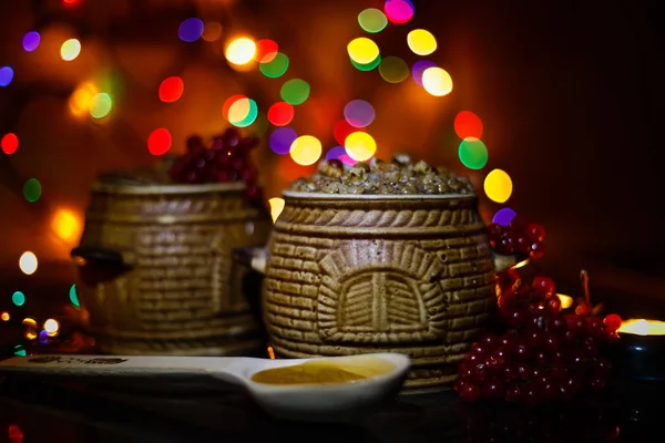 Tigela com kutia - refeição doce de Natal tradicional na Ucrânia, Bielorrússia e Polônia, na mesa de madeira, fundo brilhante — Fotografia de Stock