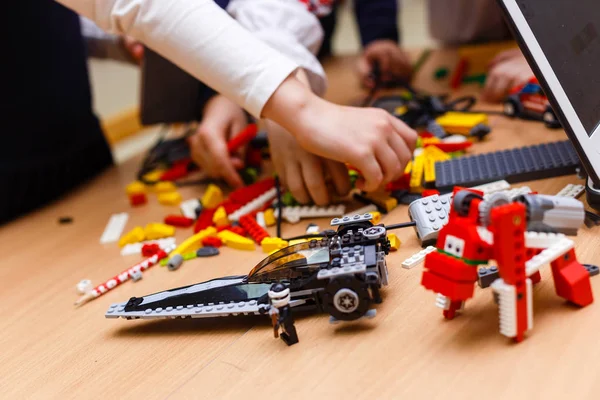 Blocos de construção de plástico colorido ou brinquedo de tijolo — Fotografia de Stock