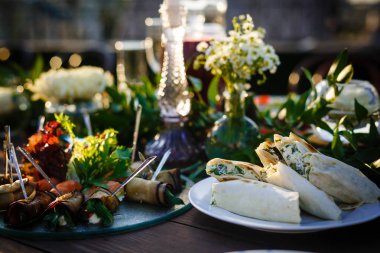 Düğün masası kırsal tarzda ayarlanıyor