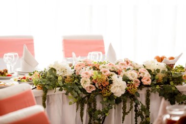 Düğün masası kırsal tarzda ayarlanıyor