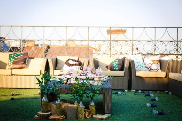 Centro de mesa en una boda Recepción decoraciones de madera — Foto de Stock