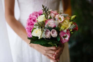 Kırmızı ve bordo renkli gelin buketi