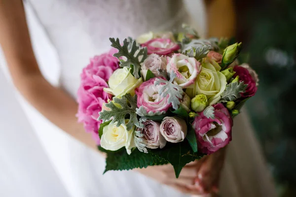 Bouquet da sposa con colori rosso e bordeaux — Foto Stock