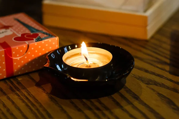 Bruciare piccole candele in candelabri di vetro, decorazioni natalizie o di Capodanno in stile vintage, focus selettivo — Foto Stock