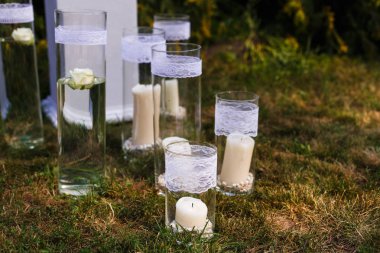 Düğün masası kırsal tarzda ayarlanıyor