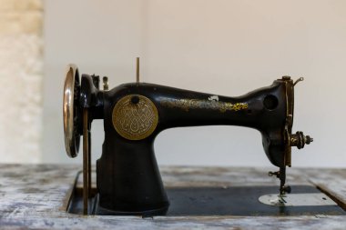 beyaz zemin üzerinde eski dikiş makinesi