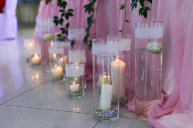 Düğün masası kırsal tarzda ayarlanıyor