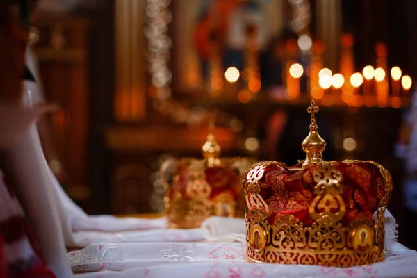 Kroon voor bruiloft in orthodoxe kerk — Stockfoto